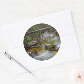 Rocky forest creek ronde sticker (Envelop)