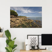 Rocky Seaside met motorboot Poster (Thuiskantoor)