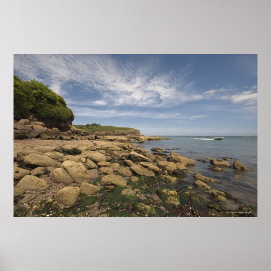 Rocky Seaside met motorboot Poster (Voorkant)