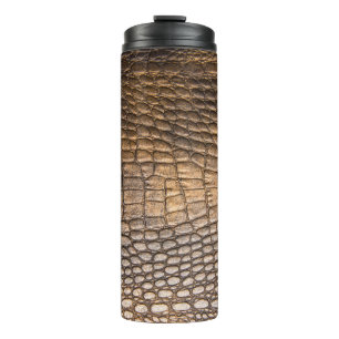 ?Rocodilleder. Achtergrond bruin leder en de bruin Thermosbeker