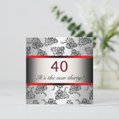 Rode 40e verjaardagsfeest Black Damask uitnodiging (Staand voorkant)