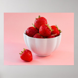 Rode Aardbeien In Witte Kom Op Roze Foto Poster