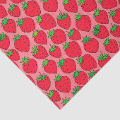 Rode aardbeien op roze tissuepapier (Detail)