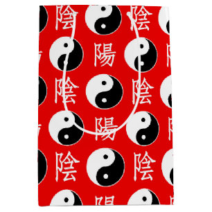Rode achtergrond Chinese Yinyang-patroon Medium Cadeauzakje