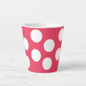 Rode achtergrond met witte cirkels. Polka Dot Latte Mok (Voorkant)
