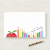 Rode appel en gekleurde potloden Persoonlijke leer Post-it® Notes (Op bureau)