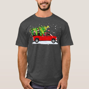 Rode auto met kerstboom, pretkerst met kerstrottw t-shirt
