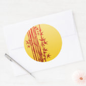 Rode bamboe met bladeren op geel ronde sticker (Envelop)