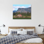 Rode Barn en de berg Enumclaw Canvas Afdruk (Insitu (Slaapkamer))