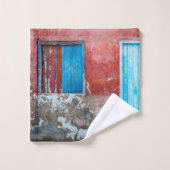 Rode, blauwe en grijze wand, deur en raam bad handdoek (Wasdoekje)