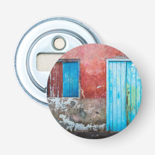 Rode, blauwe en grijze wand, deur en raam button flesopener