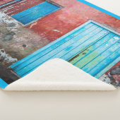 Rode, blauwe en grijze wand, deur en raam sherpa deken (3/4)