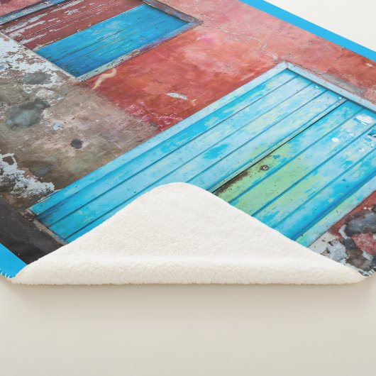 Rode, blauwe en grijze wand, deur en raam sherpa deken (3/4)