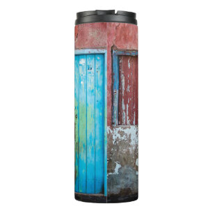 Rode, blauwe en grijze wand, deur en raam thermosbeker