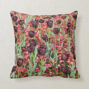 Rode bloemen en donkere tulpen kussen