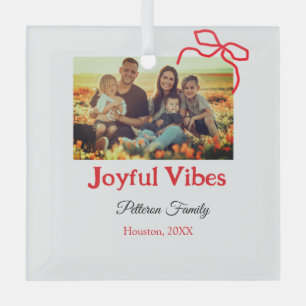 Rode boog vreugdevolle Vibes voeg familienaam foto Glas Ornament