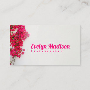Rode bougainvillea bloem met een witte muur gt543 visitekaartje