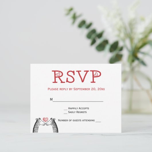 Rode Bourgondië RSVP Giraffe Huwelijksliefde Uitnodiging Briefkaart (Staand voorkant)