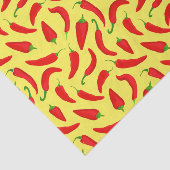 Rode Chili Pepper Patroon op Geel Tissuepapier (Detail)