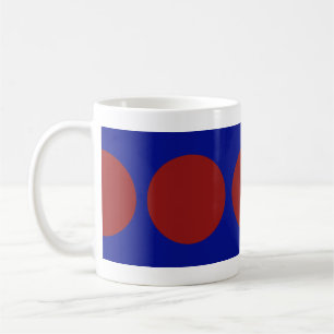 Rode cirkels op blauw koffiemok