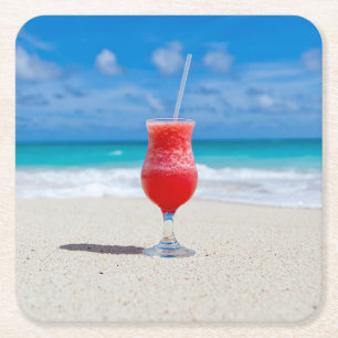 Rode cocktail bij het Zee Foto Vierkante Kartonnen Onderzetter