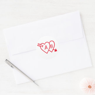 Rode Dubbele Harten met Cupido's Pijl en Initialen Ronde Sticker