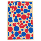 Rode en blauwe Stippen op Tan Medium Cadeauzakje (Voorkant)