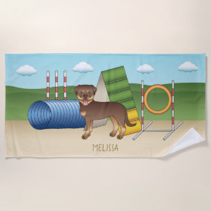 Rode En Bruine Rottweiler Hond Met Agility Apparat Strandlaken