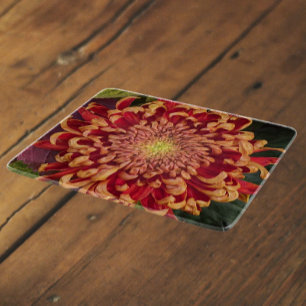 Rode en gele chrysant bloemen snijplank