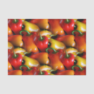 Rode en gele paprika's tissuepapier