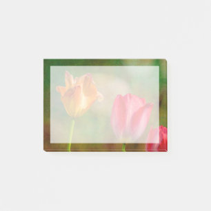 Rode en gele tulpen op een textuur achtergrond post-it® notes