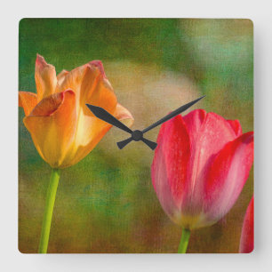 Rode en gele tulpen op getextureerde achtergrond vierkante klok