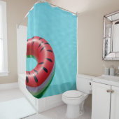 Rode en groene reddingsboei op zwembad douchegordijn (In situ)