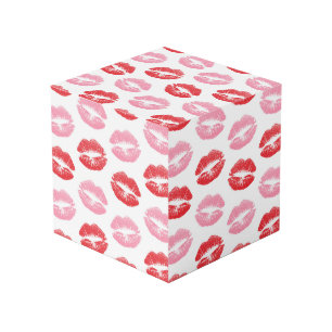 Rode en roze lippen, patroon van lippen, lippensti kubus