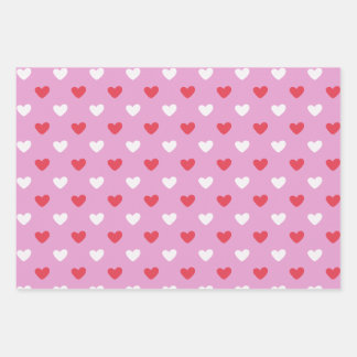 Rode en witte harten op roze inpakpapier vel