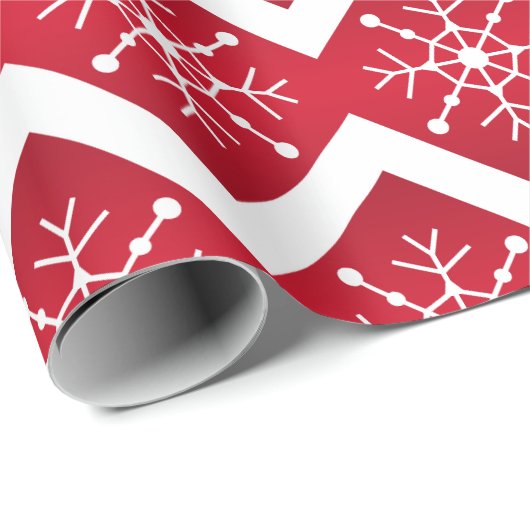Rode en witte kerstsnowflakes Chevron Pattern Cadeaupapier (Rol Hoek)