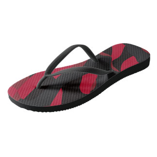 rode en zwarte camo teenslippers