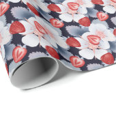 Rode frambozen, roze bloemen op marineblauw cadeaupapier (Rol Hoek)