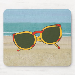 Rode gele zonnebril op Beach Mousepad Muismat