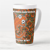 Rode gevlekte salamander op de bosbodem latte mok (Rechterhoek)