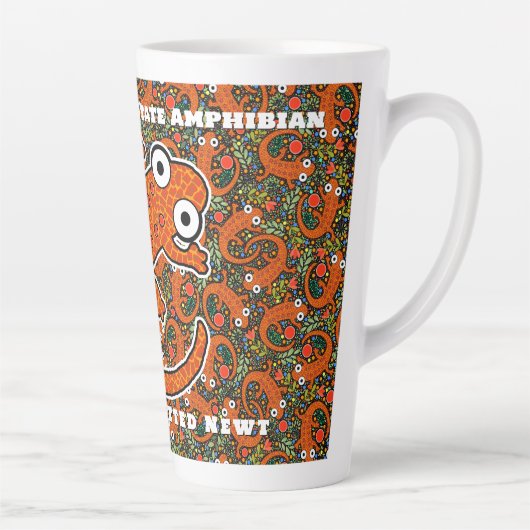 Rode gevlekte salamander op de bosbodem latte mok (Rechts)