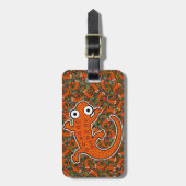 Rode gevlekte salamander op de bosbodem zwart bagagelabel (Voorkant verticaal)