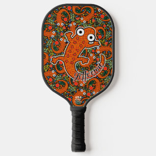Rode gevlekte salamander op de bosbodem zwart pickleball paddle