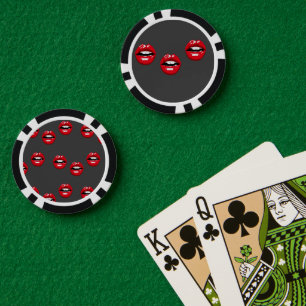 Rode glanzende lippen op grijs poker chips