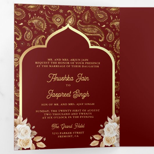 Rode Gouden Paisley Bloemen QR Code Indische Bruil Drieluik Uitnodiging (Binnenzijde eerst)