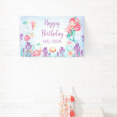 Rode haarzeemeermin onder de achtergrond van de ge spandoek (Insitu)