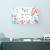 Rode haarzeemeermin onder de achtergrond van de ge spandoek (Beurs)