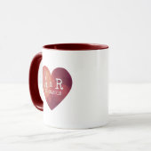 Rode hart paar monogram bruiloft datum mok (Voorkant links)