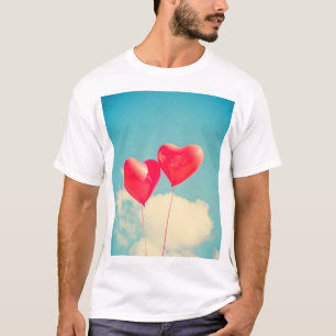 Rode hartballon tegen troebel hemd t-shirt