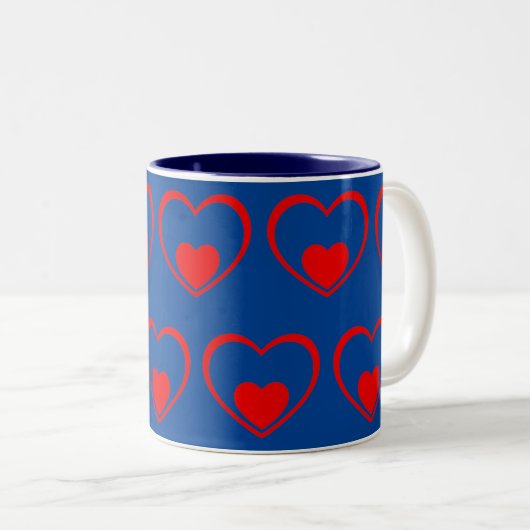 Rode harten donkerblauw tweekleurige koffiemok (Voorkant rechts)